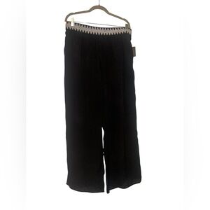 FORTUNE + IVY
Jacinda Embroidered Bootcut Pant
Black - XXL 
Shorts inside